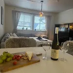 Cozy And Practical Near Sentrum Apartamento